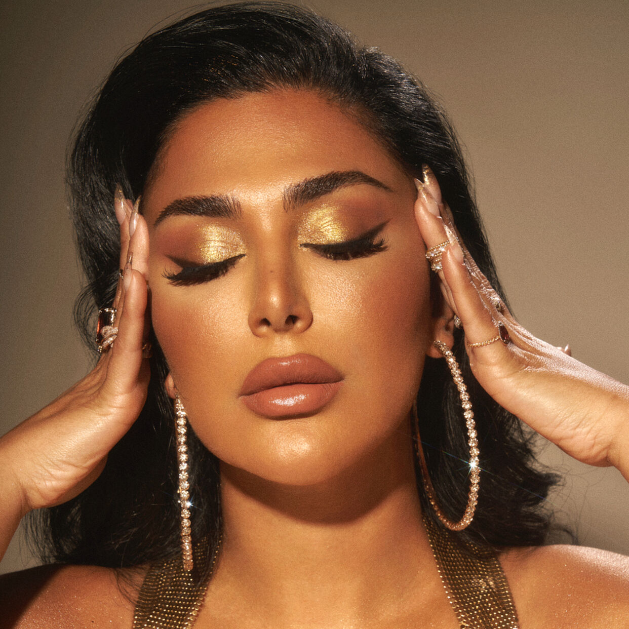 Huda Beauty Gold Obsession Eyeshadow Palette applied by huda - Khayest