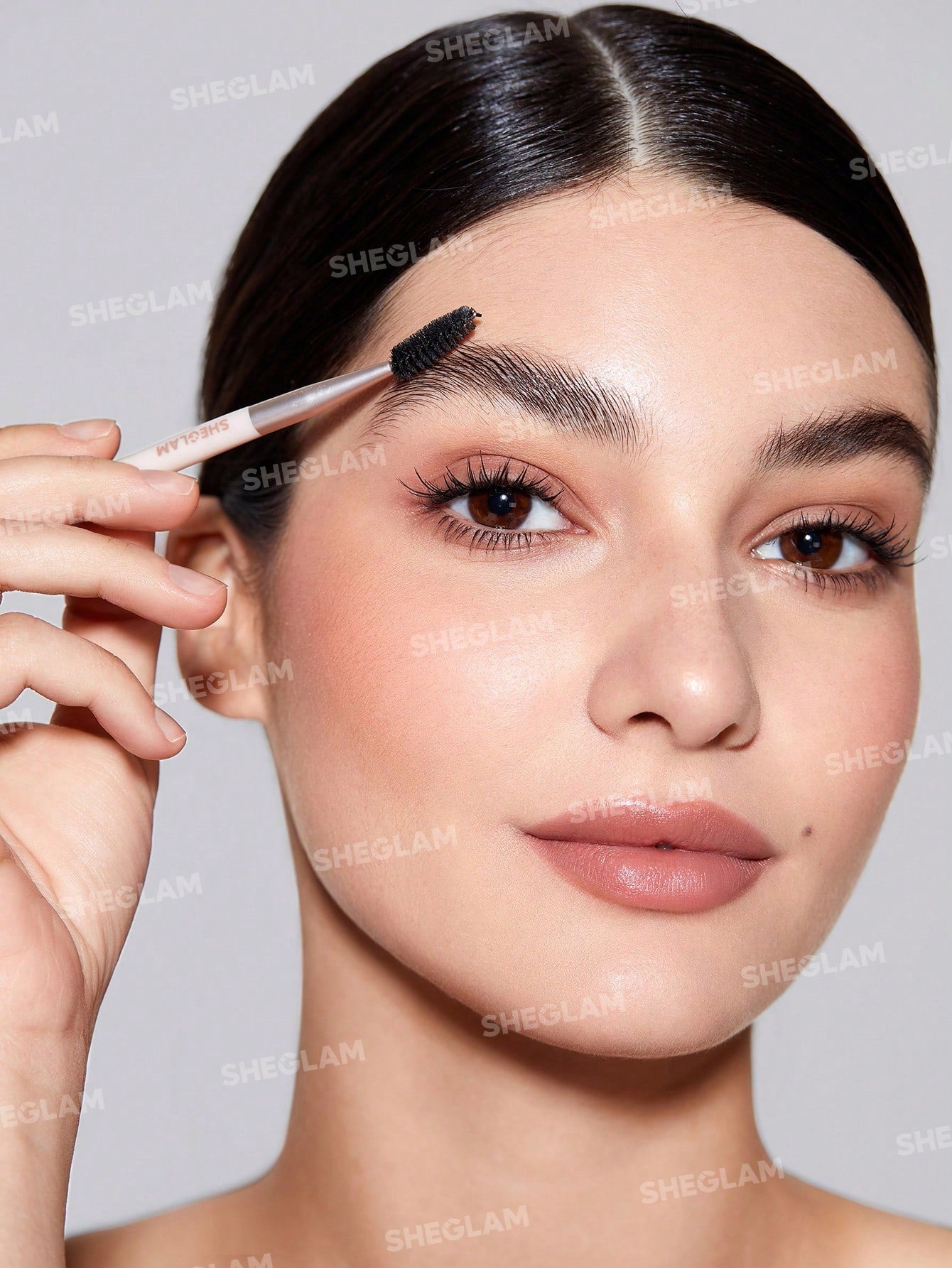 Sheglam-Set-Me-Up-Brow-Hold-Eyebrow-Fixing-Gel-woman-holding-eye-brow-brush