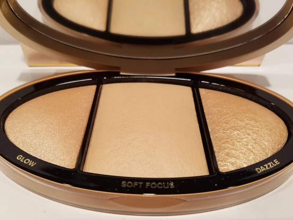 Too Faced born this way highlighter pallet - Khayest