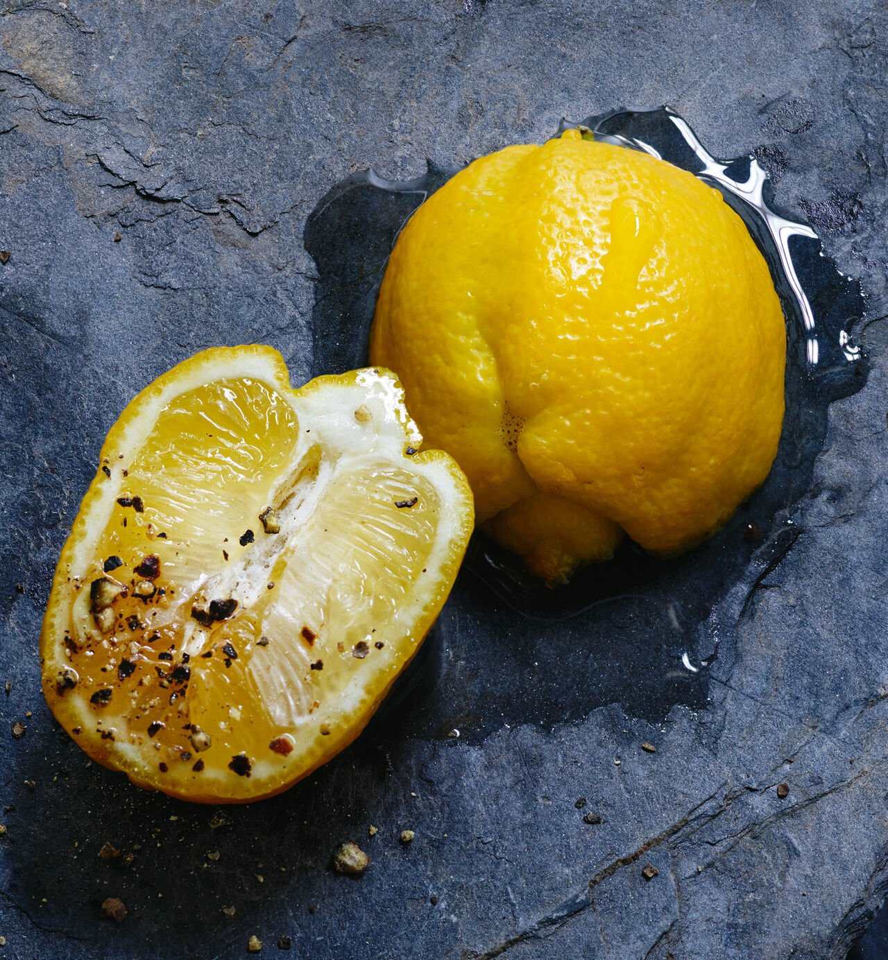 A halved Reggio bergamot sprinkled with Sichuan pepper, representing the fresh and spicy top notes of Dior Sauvage perfume.